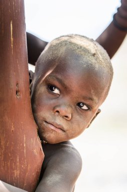 Kamanjab, Namibya - 07 Eylül 2015: Himba kabilesinden tanımlanamayan küçük çocuk portresi. Himba kuzey Namibya ve Angola yaşayan yerli halk