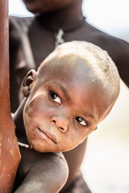 Kamanjab, Namibya - 07 Eylül 2015: Himba kabilesinden tanımlanamayan küçük çocuk portresi. Himba kuzey Namibya ve Angola yaşayan yerli halk