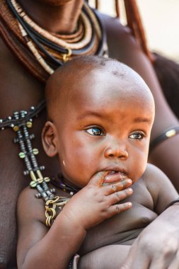 Kamanjab, Namibya - 07 Eylül 2015: Himba kabilesinden tanımlanamayan küçük çocuk portresi. Himba kuzey Namibya ve Angola yaşayan yerli halk