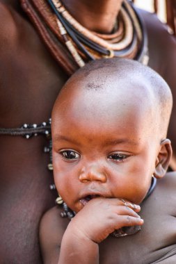 Kamanjab, Namibya - 07 Eylül 2015: Himba kabilesinden tanımlanamayan küçük çocuk portresi. Himba kuzey Namibya ve Angola yaşayan yerli halk