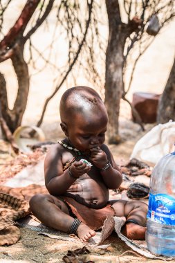 Kamanjab, Namibya - 07 Eylül 2015: Himba kabilesinden tanımlanamayan küçük çocuk portresi. Himba kuzey Namibya ve Angola yaşayan yerli halk