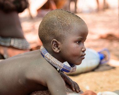 Kamanjab, Namibya - 07 Eylül 2015: Himba kabilesinden kimliği belirsiz küçük çocuk. Himba kuzey Namibya ve Angola yaşayan yerli halk