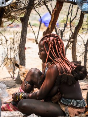 Kamanjab, Namibya - 07 Eylül 2015: Himba kabilesinden kimliği belirsiz kadın. Himba kuzey Namibya ve Angola yaşayan yerli halk