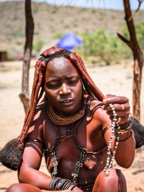 Kamanjab, Namibya - 07 Eylül 2015: Himba kabilesinden kimliği belirsiz kadın. Himba kuzey Namibya ve Angola yaşayan yerli halk