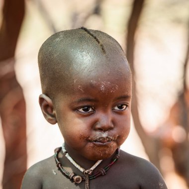 Kamanjab, Namibya - 07 Eylül 2015: Himba kabilesinden tanımlanamayan küçük çocuk portresi. Himba kuzey Namibya ve Angola yaşayan yerli halk