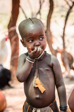 Kamanjab, Namibya - 07 Eylül 2015: Himba kabilesinden tanımlanamayan küçük çocuk portresi. Himba kuzey Namibya ve Angola yaşayan yerli halk