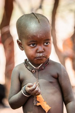 Kamanjab, Namibya - 07 Eylül 2015: Himba kabilesinden tanımlanamayan küçük çocuk portresi. Himba kuzey Namibya ve Angola yaşayan yerli halk