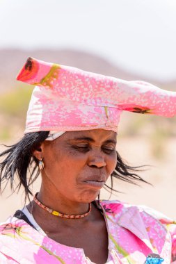 Kamanjab, Namibya - 6 Ocak 2016: Namibya'da tanımlanamayan herero kadın. 2013 yılında Namibya'da yaklaşık 250.000 Herero insan vardı.