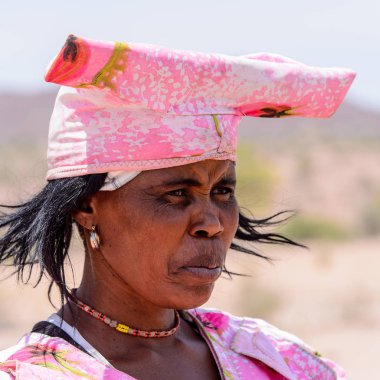 Kamanjab, Namibya - 6 Ocak 2016: Namibya'da tanımlanamayan herero kadın. 2013 yılında Namibya'da yaklaşık 250.000 Herero insan vardı.