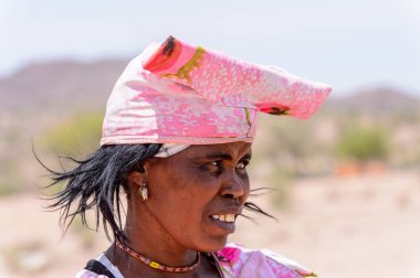 Kamanjab, Namibya - 6 Ocak 2016: Namibya'da tanımlanamayan herero kadın. 2013 yılında Namibya'da yaklaşık 250.000 Herero insan vardı.