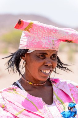 Kamanjab, Namibya - 6 Ocak 2016: Namibya'da tanımlanamayan herero kadın. 2013 yılında Namibya'da yaklaşık 250.000 Herero insan vardı.