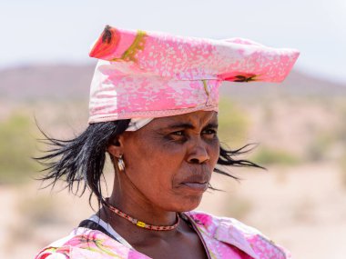 Kamanjab, Namibya - 6 Ocak 2016: Namibya'da tanımlanamayan herero kadın. 2013 yılında Namibya'da yaklaşık 250.000 Herero insan vardı.