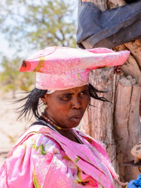 Kamanjab, Namibya - 6 Ocak 2016: Namibya'da tanımlanamayan herero kadın. 2013 yılında Namibya'da yaklaşık 250.000 Herero insan vardı.
