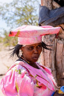 Kamanjab, Namibya - 6 Ocak 2016: Namibya'da tanımlanamayan herero kadın. 2013 yılında Namibya'da yaklaşık 250.000 Herero insan vardı.