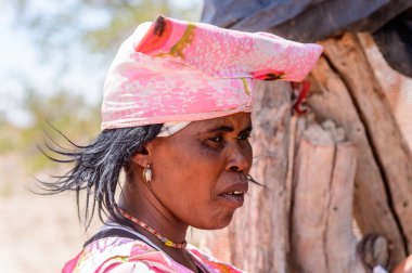 Kamanjab, Namibya - 6 Ocak 2016: Namibya'da tanımlanamayan herero kadın. 2013 yılında Namibya'da yaklaşık 250.000 Herero insan vardı.