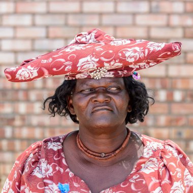 Kamanjab, Namibya - 6 Ocak 2016: Namibya'da tanımlanamayan herero kadın. 2013 yılında Namibya'da yaklaşık 250.000 Herero insan vardı.