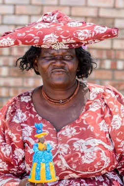 Kamanjab, Namibya - 6 Ocak 2016: Namibya'da tanımlanamayan herero kadın. 2013 yılında Namibya'da yaklaşık 250.000 Herero insan vardı.