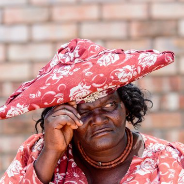 Kamanjab, Namibya - 6 Ocak 2016: Namibya'da tanımlanamayan herero kadın. 2013 yılında Namibya'da yaklaşık 250.000 Herero insan vardı.