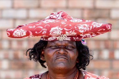 Kamanjab, Namibya - 6 Ocak 2016: Namibya'da tanımlanamayan herero kadın. 2013 yılında Namibya'da yaklaşık 250.000 Herero insan vardı.