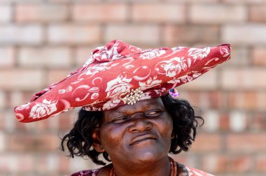 Kamanjab, Namibya - 6 Ocak 2016: Namibya'da tanımlanamayan herero kadın. 2013 yılında Namibya'da yaklaşık 250.000 Herero insan vardı.