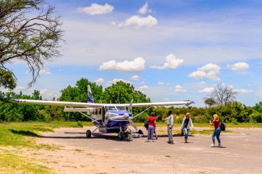 Okavango Deltası, Botsvana - 11 Ocak 2016: Okavango Nehri Deltası'nda küçük turistik uçak, Ulusal Park, Botsvana. Uçak Maun geçidinden parka geliyor.