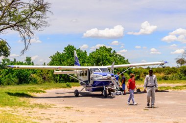 Okavango Deltası, Botsvana - 11 Ocak 2016: Okavango Nehri Deltası'nda küçük turistik uçak, Ulusal Park, Botsvana. Uçak Maun geçidinden parka geliyor.