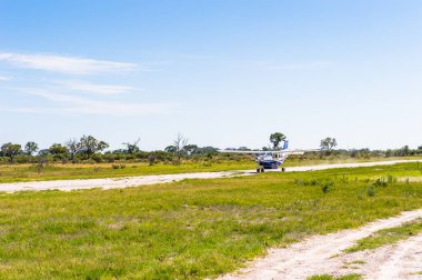 Okavango Deltası, Botsvana - 11 Ocak 2016: Okavango Nehri Deltası'nda küçük turistik uçak, Ulusal Park, Botsvana. Uçak Maun geçidinden parka geliyor.