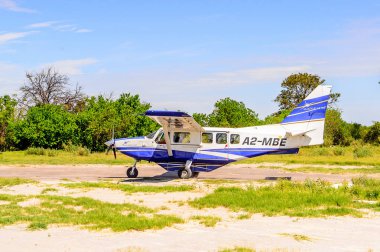 Okavango Deltası, Botsvana - 11 Ocak 2016: Okavango Nehri Deltası'nda küçük turistik uçak, Ulusal Park, Botsvana. Uçak Maun geçidinden parka geliyor.