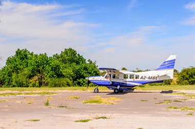 Okavango Deltası, Botsvana - 11 Ocak 2016: Okavango Nehri Deltası'nda küçük turistik uçak, Ulusal Park, Botsvana. Uçak Maun geçidinden parka geliyor.