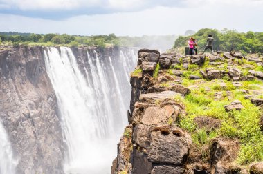 Victoria Falls, Zimbabve - 14 Ocak 2016: Victoria Falls'ta kimliği belirsiz kişiler, Zambiya ve Zimbabve'de yatılı. Unesco Dünya Mirası.