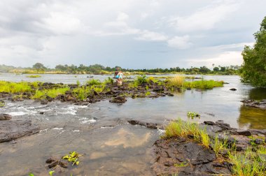 Livingstone Adası, Zambiya - 14 Ocak 2016: Kimliği belirsiz turistler, İskoç kaşif David Livingstone'un adını taşıyan Livingstone Adası'ndaki Zambezi nehrinde yüzmek üzere,