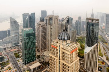 Şangay, Çin - Mar 31, 2016: Oriental Pearl Radyo ve Tv Kulesi'nden Şangay binalarının görünümü.