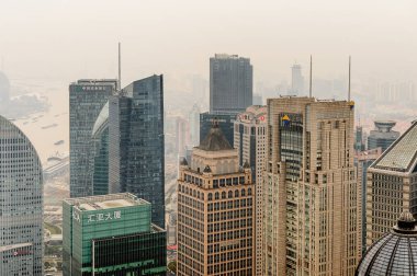 Şangay, Çin - Mar 31, 2016: Oriental Pearl Radyo ve Tv Kulesi'nden Şangay binalarının görünümü.