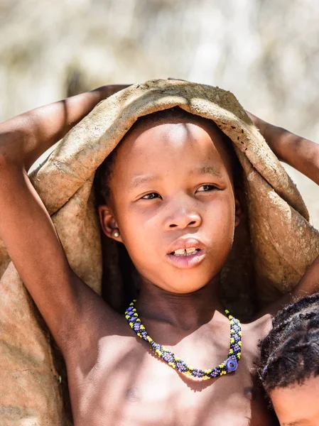 East Of Windhoek, Namibya - 3 Ocak 2016: Tanımlanamayan bushman çocuk. Bushman halkı Güney Afrika'nın çeşitli yerli avcı-toplayıcı insanlarının üyeleridir.