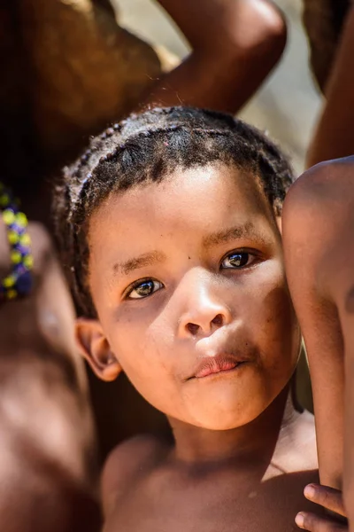 East Of Windhoek, Namibya - 3 Ocak 2016: Tanımlanamayan bushman çocuk. Bushman halkı Güney Afrika'nın çeşitli yerli avcı-toplayıcı insanlarının üyeleridir.