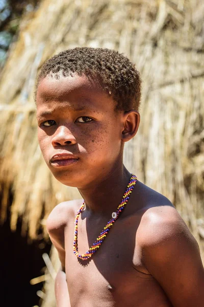 East Of Windhoek, Namibya - 3 Ocak 2016: Tanımlanamayan bushman küçük çocuk. Bushman halkı Güney Afrika'nın çeşitli yerli avcı-toplayıcı insanlarının üyeleridir.