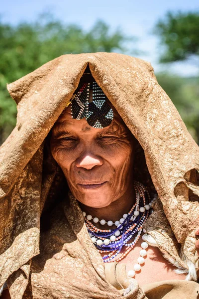 East Of Windhoek, Namibya - 3 Ocak 2016: Tanımlanamayan bushman yaşlı kadın. Bushman halkı Güney Afrika'nın çeşitli yerli avcı-toplayıcı insanlarının üyeleridir.