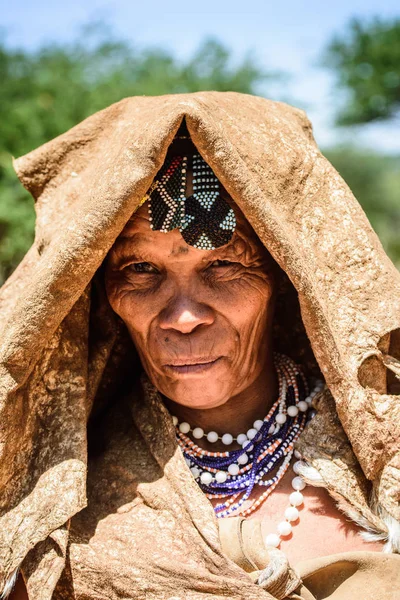 East Of Windhoek, Namibya - 3 Ocak 2016: Tanımlanamayan bushman yaşlı kadın. Bushman halkı Güney Afrika'nın çeşitli yerli avcı-toplayıcı insanlarının üyeleridir.