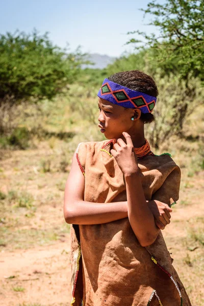East Of Windhoek, Namibya - 3 Ocak 2016: Tanımlanamayan bushman kadın. Bushman halkı Güney Afrika'nın çeşitli yerli avcı-toplayıcı insanlarının üyeleridir.