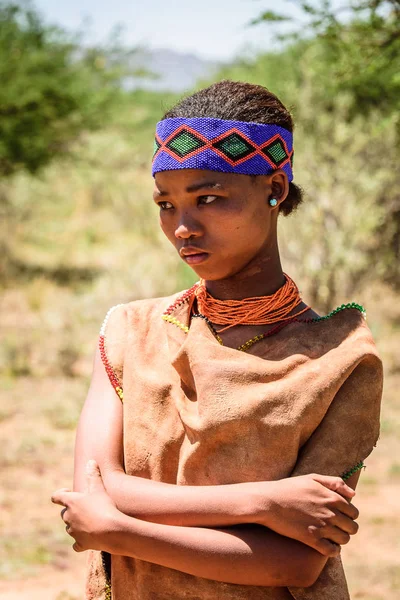 East Of Windhoek, Namibya - 3 Ocak 2016: Tanımlanamayan bushman kadın. Bushman halkı Güney Afrika'nın çeşitli yerli avcı-toplayıcı insanlarının üyeleridir.