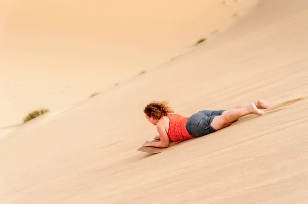 Sossusvlei Namibia Jan 2016 Menina Não Identificada Desliza Pela Duna — Fotografia de Stock