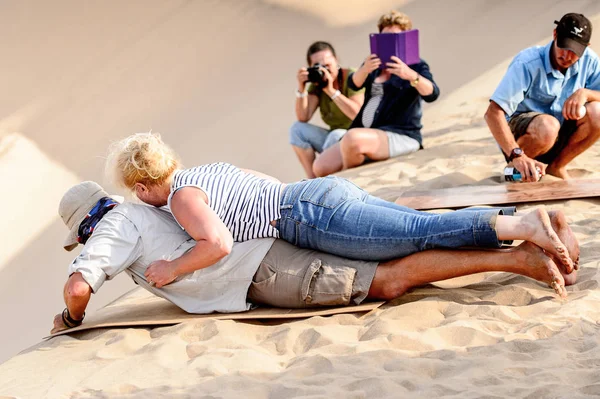 Sossusvlei Namibia Jan 2016 Casal Não Identificado Desliza Pela Duna — Fotografia de Stock