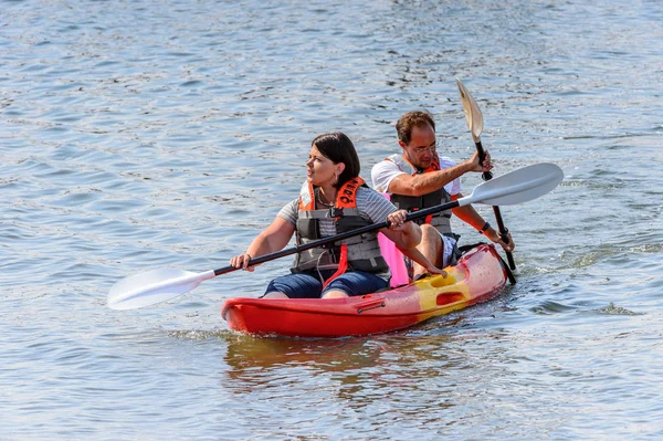 Swakopmund, Namibya - 5 Ocak 2016: Kimliği belirsiz turist, Swakopmund'un Atlantik kıyısındaki teknede yüzer. 1892 yılında Alman Güney-Batı Afrikası'nın ana limanı olarak bulunmuştur.