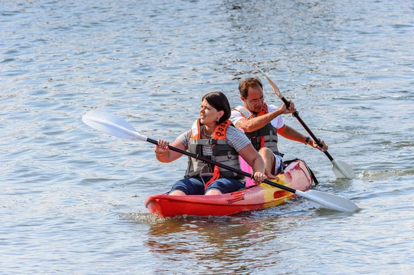 Swakopmund, Namibya - 5 Ocak 2016: Kimliği belirsiz turist, Swakopmund'un Atlantik kıyısındaki teknede yüzer. 1892 yılında Alman Güney-Batı Afrikası'nın ana limanı olarak bulunmuştur.