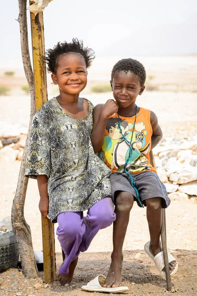 Windhoek, Namibya - 3 Ocak 2016: Namibya'da tanımlanamayan Ovambo çocukları. Ovambo en popüler etnik gruptur