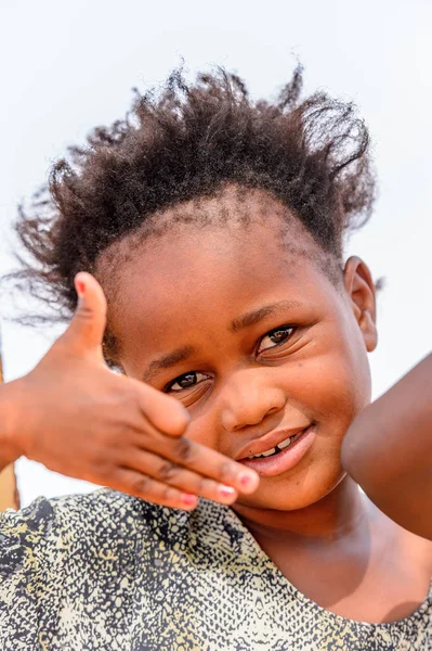 Windhoek, Namibya - 3 Ocak 2016: Namibya'da tanımlanamayan Ovambo gülümseyen kız. Ovambo en popüler etnik gruptur