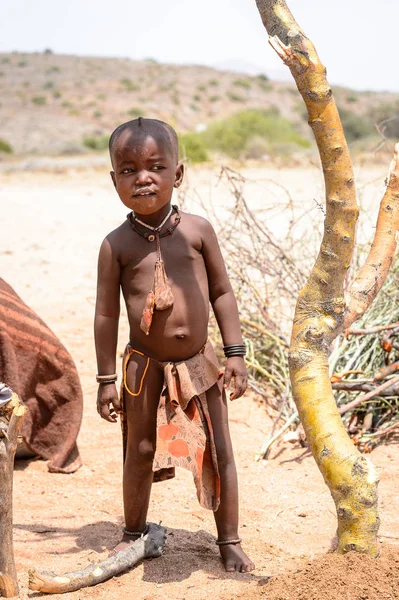 Kamanjab, Namibya - 07 Eylül 2015: Himba kabilesinden tanımlanamayan küçük çocuk portresi. Himba kuzey Namibya ve Angola yaşayan yerli halk