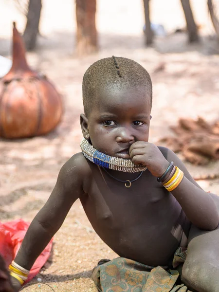 Kamanjab, Namibya - 07 Eylül 2015: Himba kabilesinden kimliği belirsiz küçük çocuk. Himba kuzey Namibya ve Angola yaşayan yerli halk