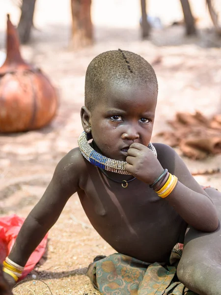 Kamanjab, Namibya - 07 Eylül 2015: Himba kabilesinden kimliği belirsiz küçük çocuk. Himba kuzey Namibya ve Angola yaşayan yerli halk