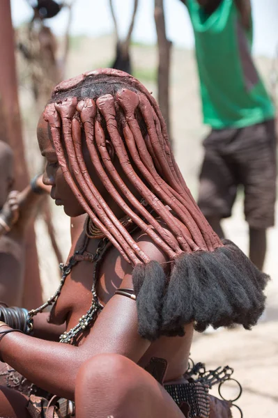 Kamanjab, Namibya - 07 Eylül 2015: Himba kabilesinden kimliği belirsiz kadın. Himba kuzey Namibya ve Angola yaşayan yerli halk